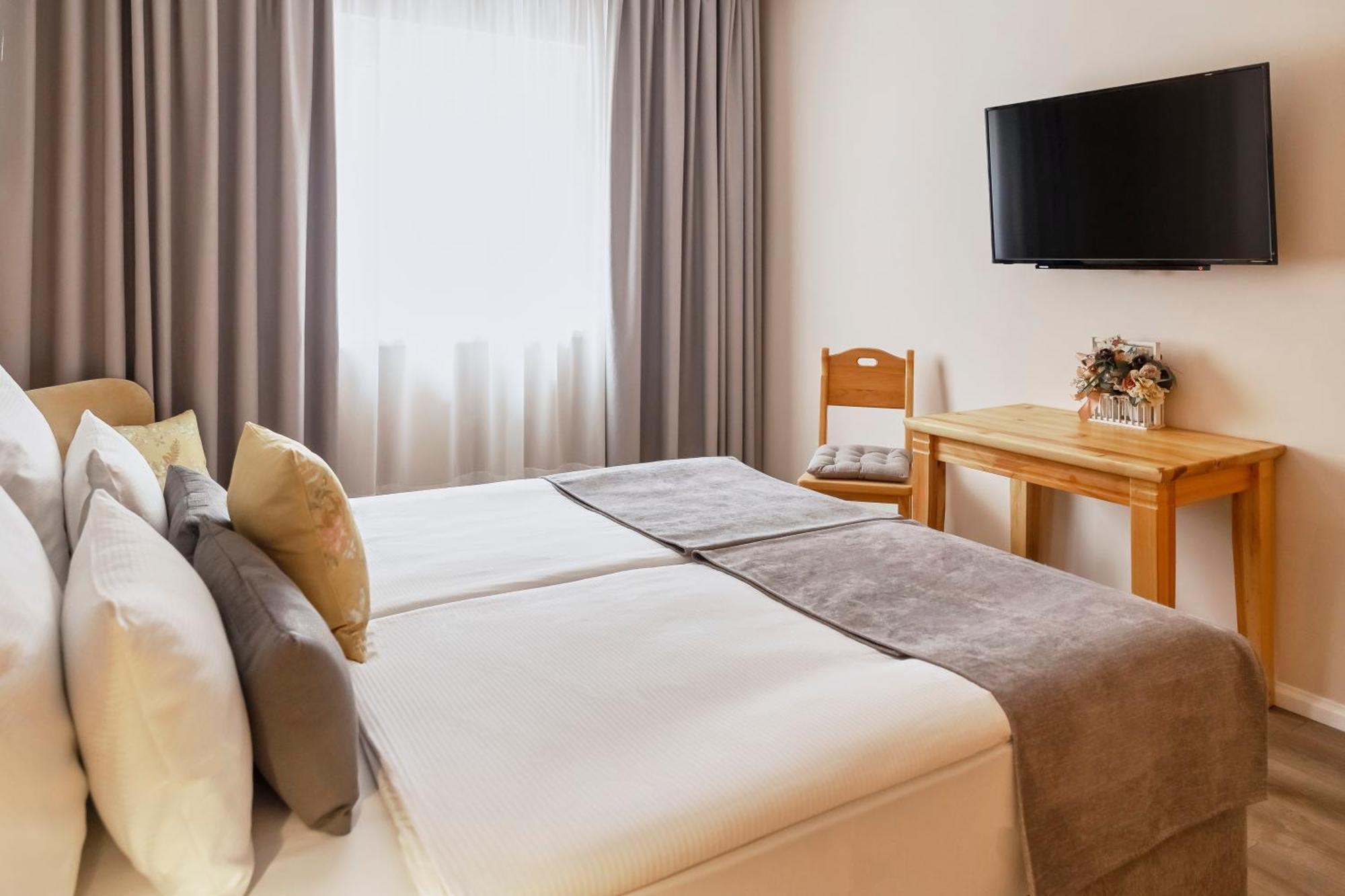 Hotel Kadoor Karlovac Buitenkant foto