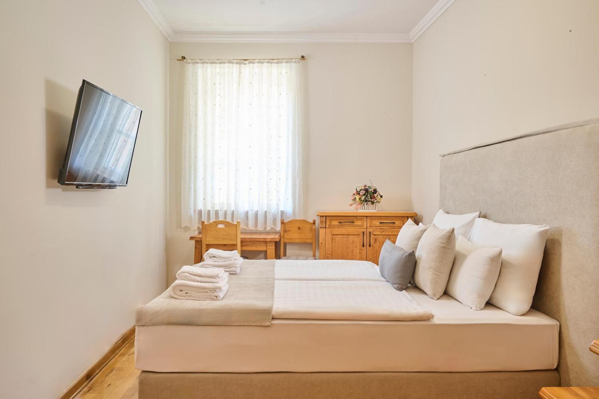 Hotel Kadoor Karlovac Buitenkant foto