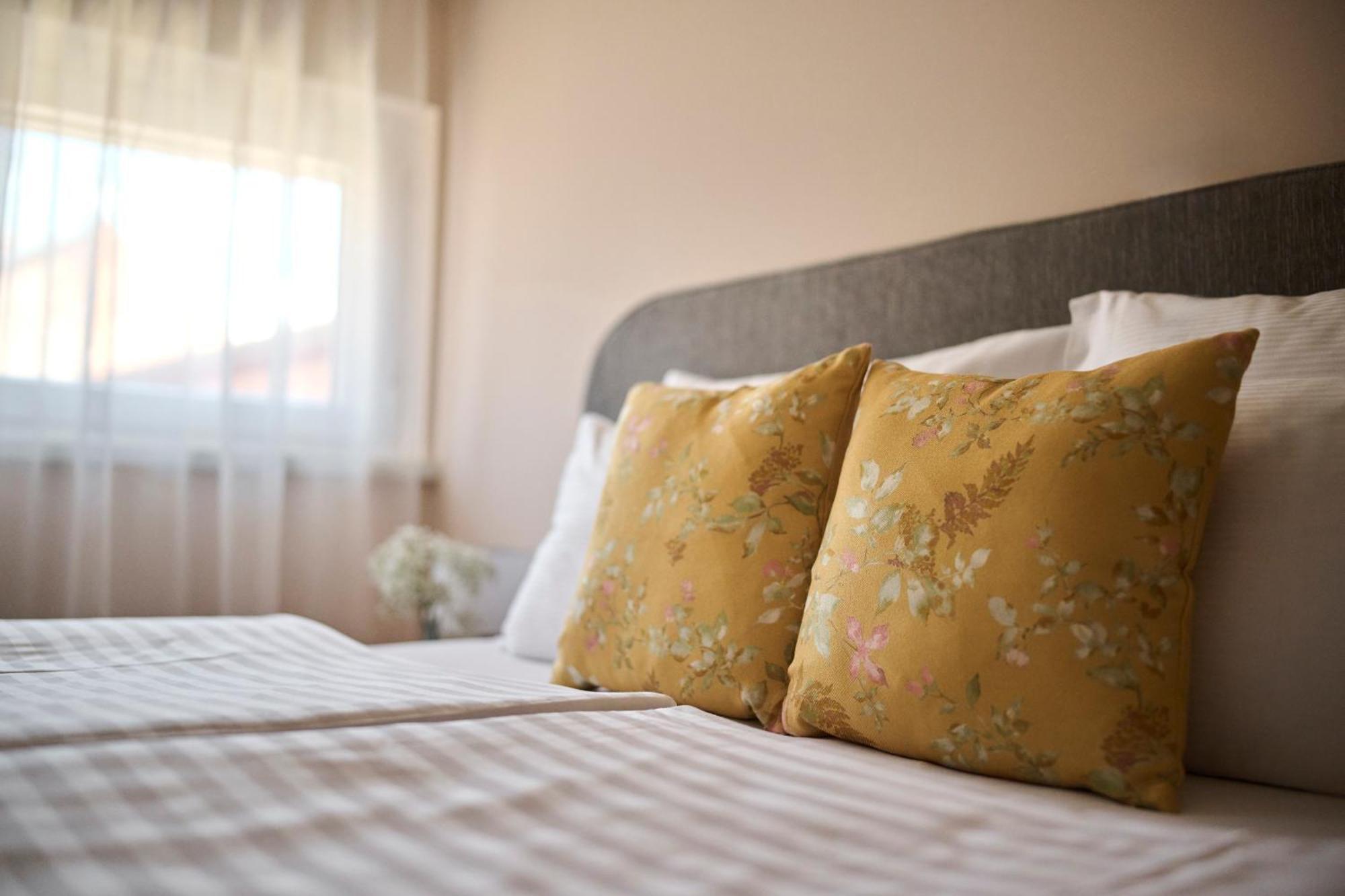 Hotel Kadoor Karlovac Buitenkant foto
