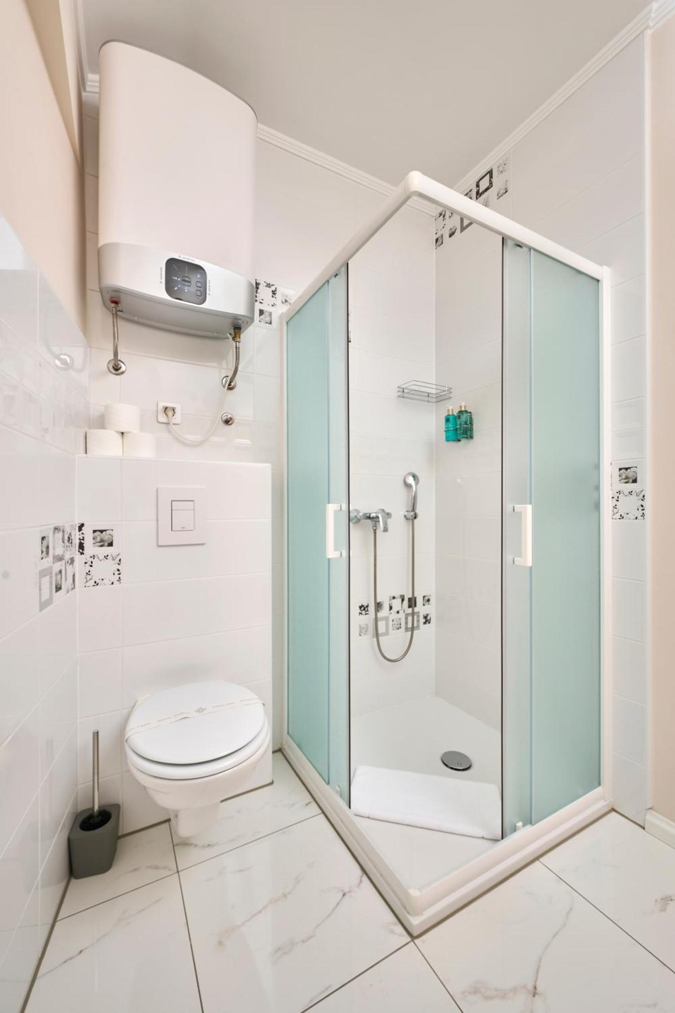 Hotel Kadoor Karlovac Buitenkant foto