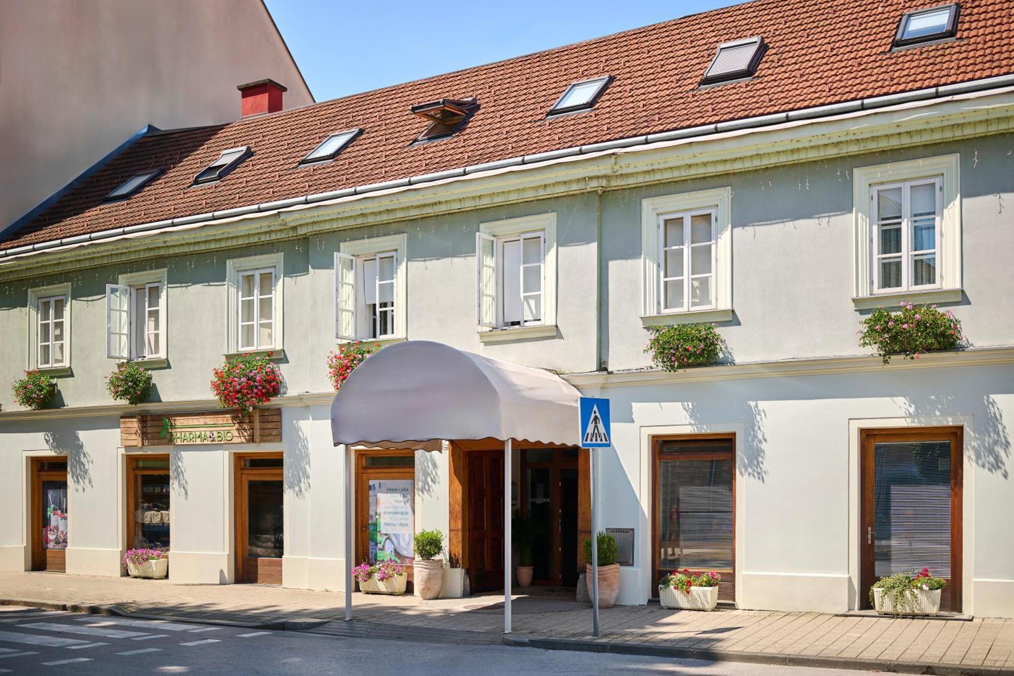 Hotel Kadoor Karlovac Buitenkant foto