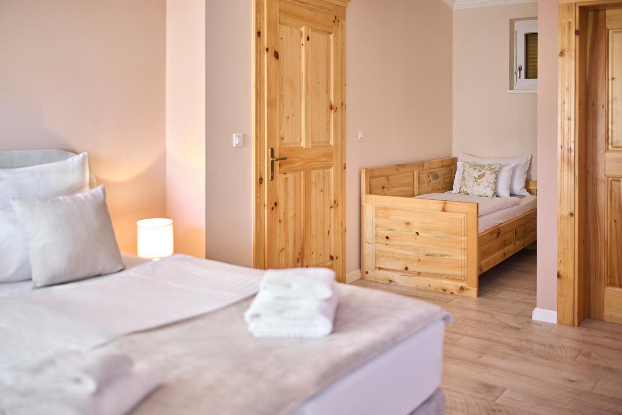 Hotel Kadoor Karlovac Buitenkant foto