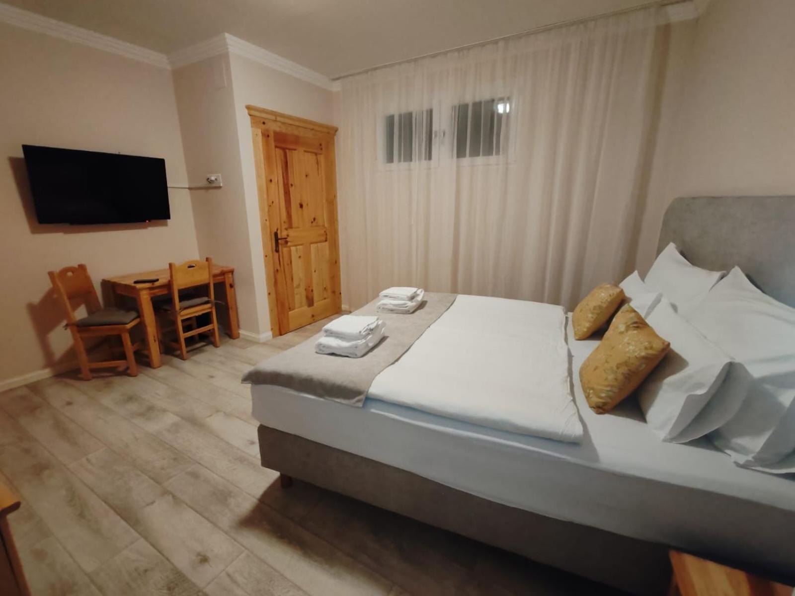 Hotel Kadoor Karlovac Buitenkant foto